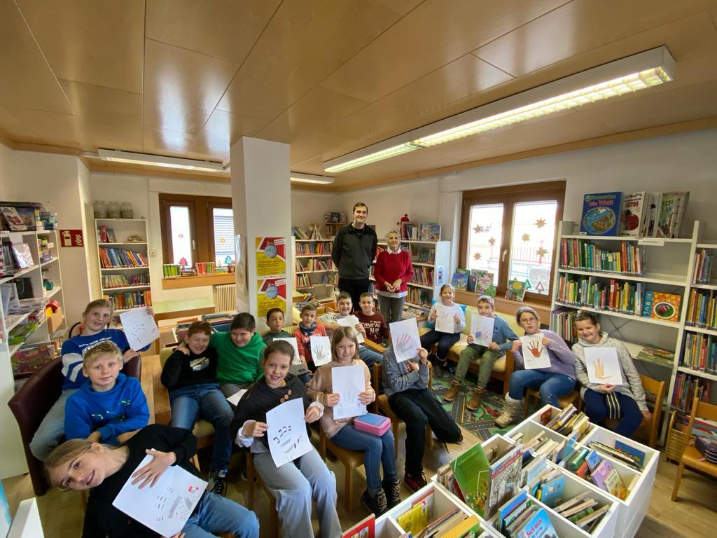 Die Kinder haben Truthähne gezeichnet