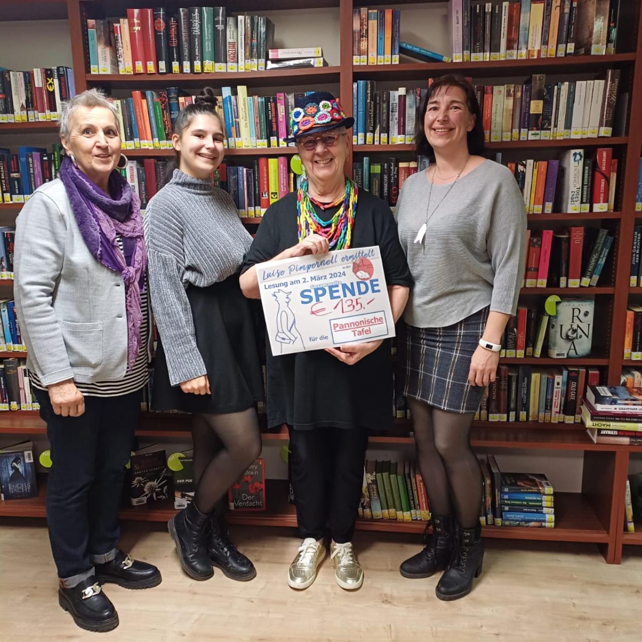 Evelyne Weissenbach mit dem Büchereiteam